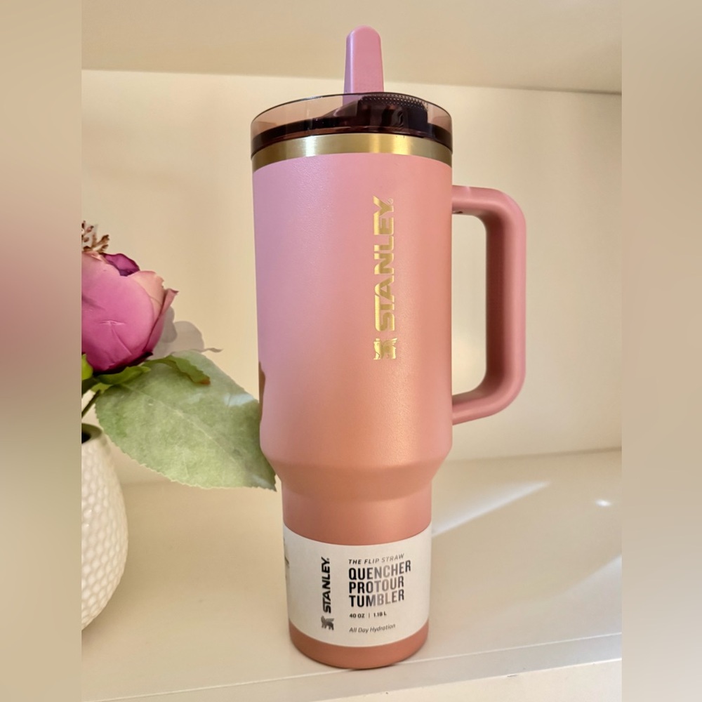 🎉LAST CHANCE🎉Stanley 40oz Quencher Protour
Flipstraw Tumbler Antique Pink - Picture 9 of 9